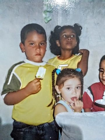 La niña que robaba  la torta en mis fiestas