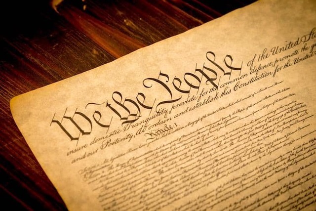 Entra in vigore la Costituzione