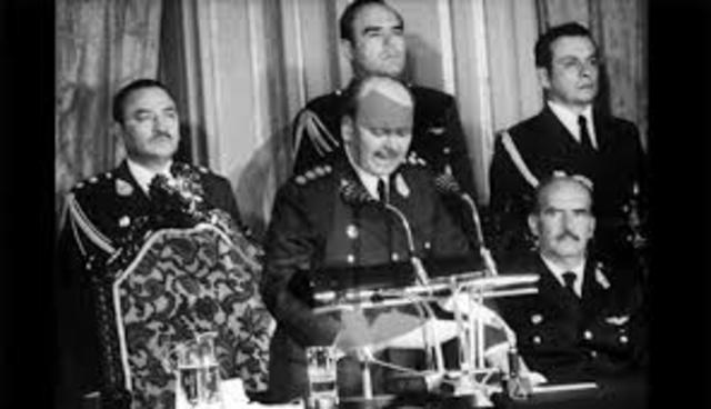 Golpe de estado encabezado por el general Juan Velasco Alvarado derrocó al presidente de PERÚ