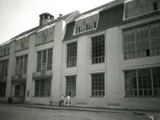 Walter Gropius funda la escuela Bauhaus