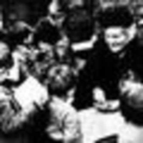 María Montessori (1870-1952) •	El desarrollo del niño no se logra de manera lineal y regular sino por etapas a través de las cuales el niño revela una sensibilidad particular.