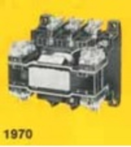 Contactor al aire trifásico de corriente alterna con contactos de doble ruptura y de aleación noble.
