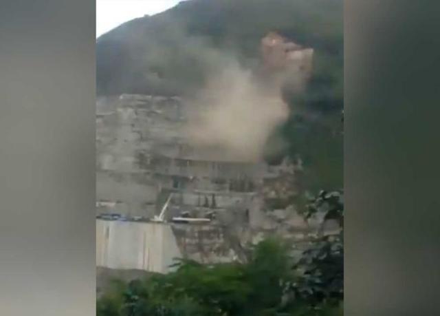 Caída de Material en la zona de la plazoleta de compuertas