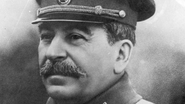 Stalin realiza "purgas políticas" en defensa del comunismo.