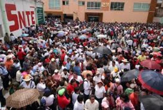 Se realiza una gran manifestación organizada por el SNTE