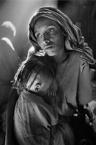 Mother and child at Korem camp de Sebastião Salgado