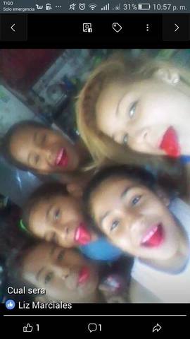 yo junto a mis primos y mis hermanas con las lenguas rojas gracias a una paleta