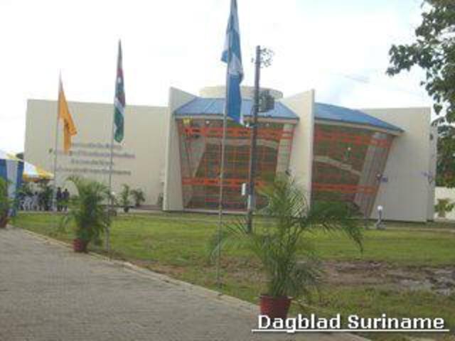 SURINAM: Universidad Anton de Kom