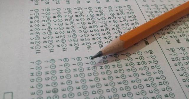 En Colombia El Servicio Nacional de Pruebas ofrece sus primeros exámenes nacionales.