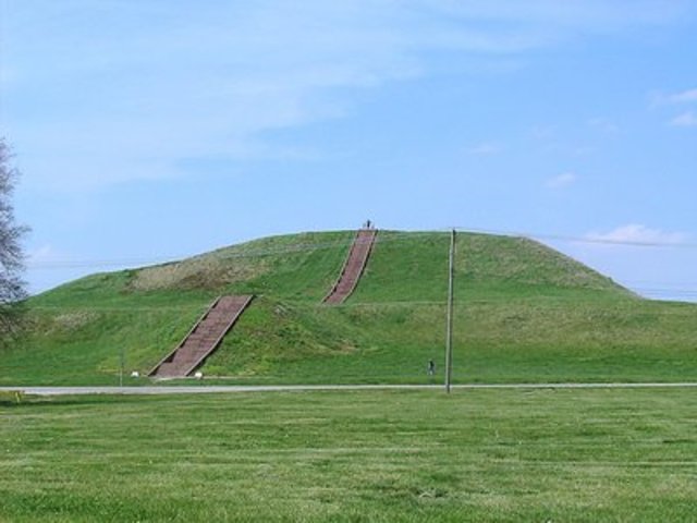 Mound builders 1000 B.C