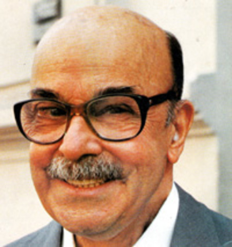 Estréia no teatro com a encenação de três