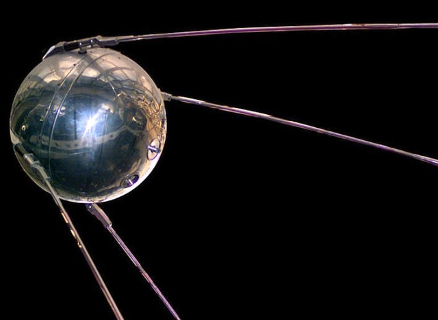 La URSS pone en órbita el primer satélite artificial
