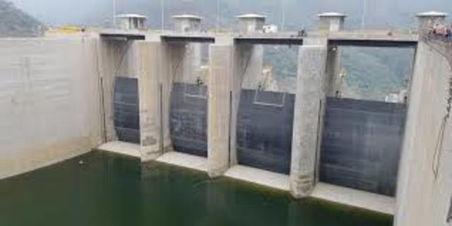 La Casa de Máquinas tampoco da más. El río Cauca seco. Esto obligó a EPM y al consorcio constructor a acelerar el cronograma de descenso de las compuertas.