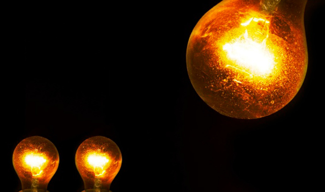 Revolución  Industrial La Lámpara eléctrica con una bombilla por Thomas Alva Edison