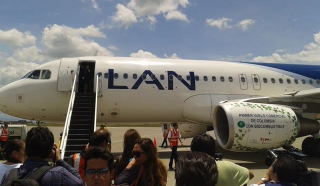 Primer vuelo comercial con biocombustible