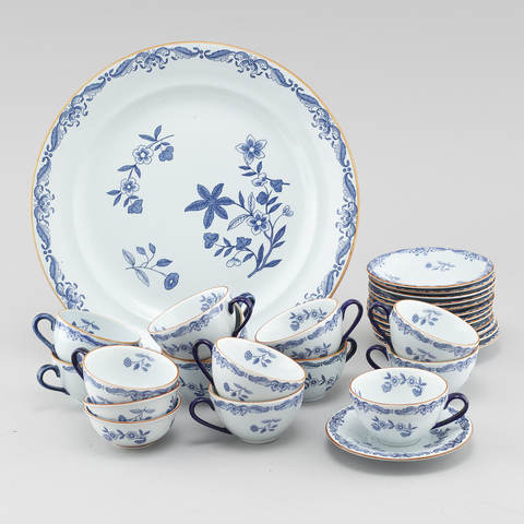 The Chinese develop porcelain