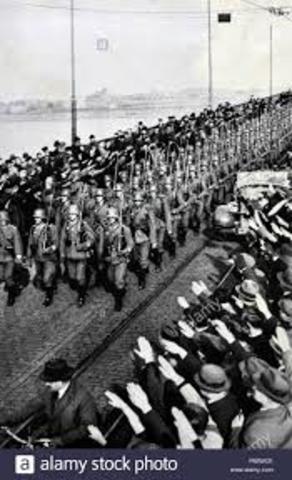 Hitler viola los acuerdos del tratado de Versalles con la remilitarización de Renania.