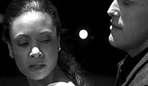 Polizia batek neska bat bortxatzen du