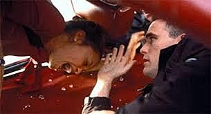 Istripu bat dago, horretan poliziak bortxatu duen neska autoan harrapatuta dago eta hark salbatzen du