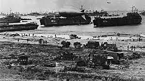 Soldados americanos, británicos y franceses desembarcan en la costa de Normandía, Francia, para desplegar la operación Overlord.