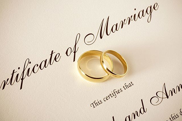 Shaekspeare marries Anne Hathaway