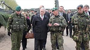 El nuevo líder de la URSS, Mijail Gorbachov, estableció como prioridad el desarme del país.