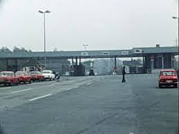 En el paso fronterizo de Checkpoint Charlie, guardias de la República Democrática Alemana (RDA) controlaron la documentación de representantes de Berlín del Este que querían cruzar al sector soviético.