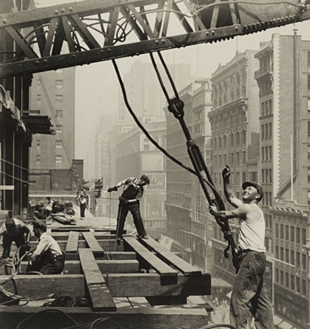 Lewis, publica "Men at Work"