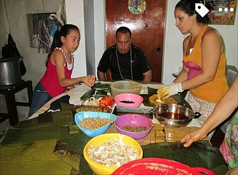 Haciendo hallacas venezolanas con mi familia