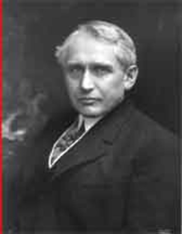 UsS and 61 other countries sign the Kellogg-Briand Pact