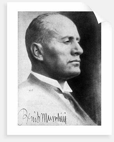 Mussolini enters the capital