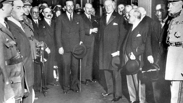 Alfonso XIII suspende el ejercicio del poder real