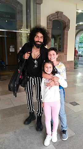 Ara Malikiarekin argazki bat ateratzen.