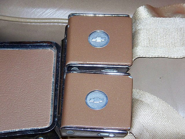 Ο εργαζόμενος της General Motors Corporation, Robert C. Fisher, σχεδίασε την πρώτη σημαντική πόρπη τύπου "lateral release" ή "top-release" στυλ