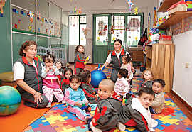 Labor del docente mientras los niños juegan