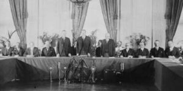 US and 61 other countries sign the Kellogg-Briand Pact