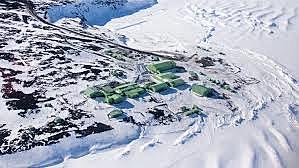 Edmund leads the Antarctic Expedition to Establish Scott Base