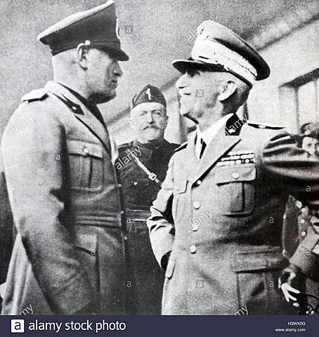 Viktor Emanuel III.ak gobernua osatzea Mussoliniri eskaini