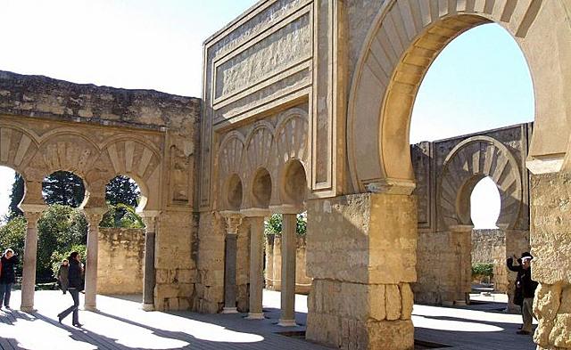 Qurtuba, Córdoba, se convierte en la capital de la Península.