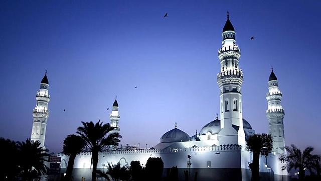 Construcción de la mezquita de Quba.