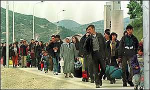 .Kosovo refugees start leaving Macedonia.