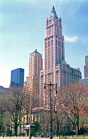 Architect Cass Gilbert Woolworth Building in New York became the tallest building in the world. (It´s History, 2015)