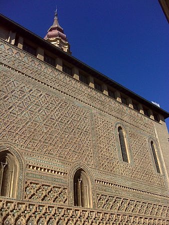 Empleo de materiales como el ladrillo,e l yeso o la madera