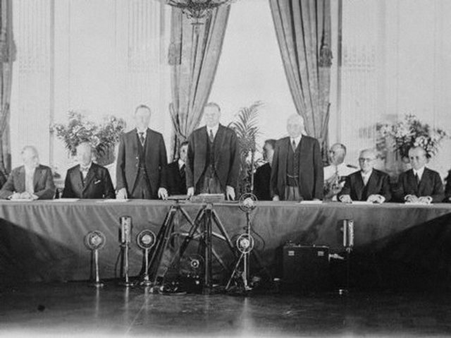 US and 61 other countries sign Kellogg-Braind Pact