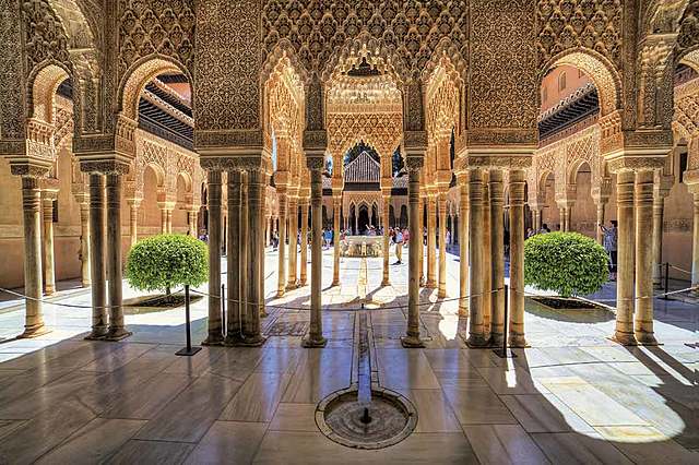 La Alhambra de Granada, patio de los Leones (s.XIII)