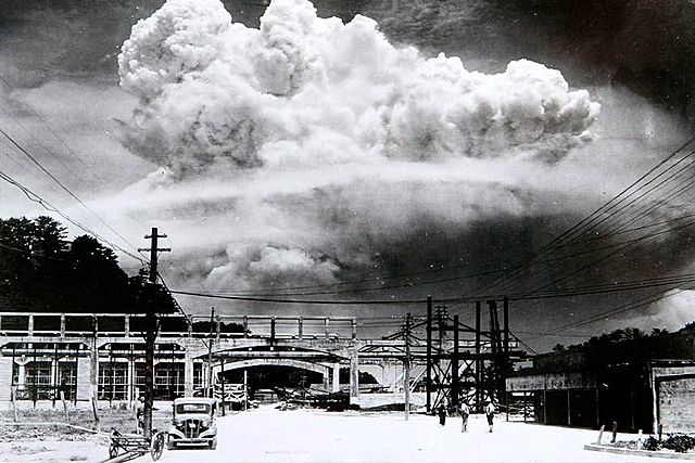 EE.UU lanza una bomba atómica en Nagasaki.