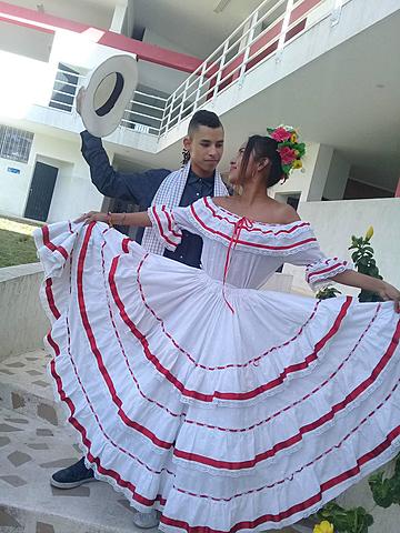 baile folclorico en el colegio
