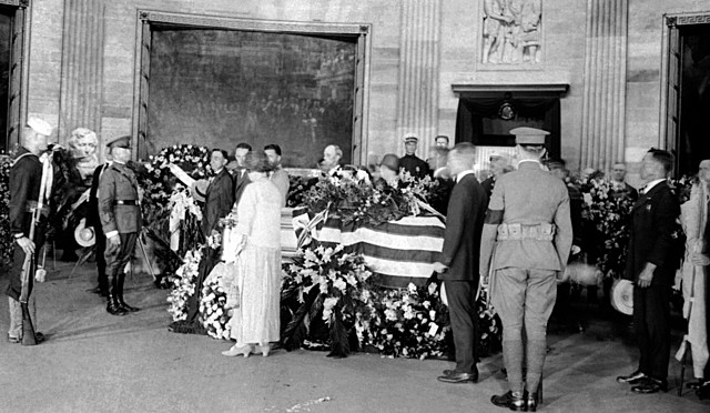 Warren dies in office 1923