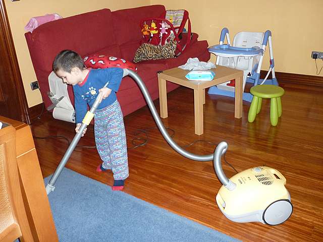 Ama etxean laguntzen.