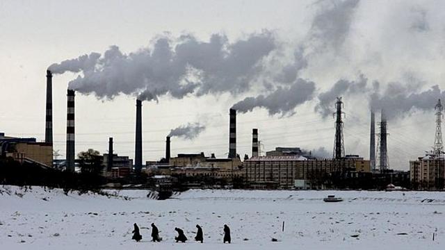 En 1802 el Parlamento Inglés da la reglamentación de trabajo en fábricas que limita la jornada laboral y fija niveles mínimos para la higiene, la salud y la educación de los trabajadores